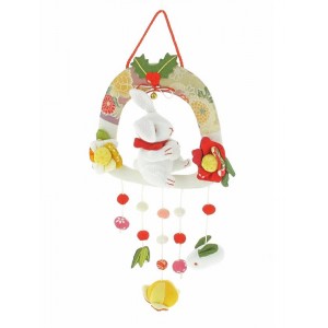 Mobile en tissu chirimen - Lapin et Tsubaki - L'Hiver
