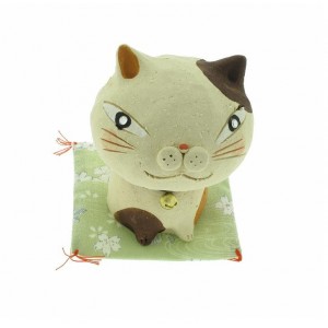 Chat en c&eacute;ramique, sur coussin